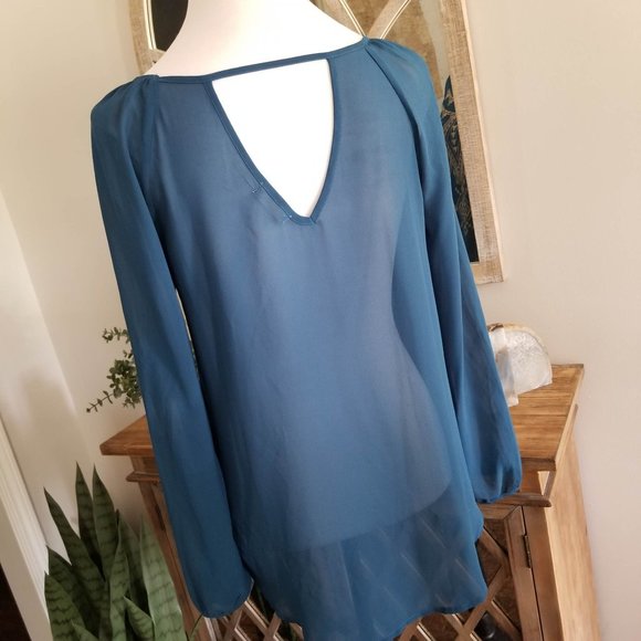 Top, Blouse. Teal. Embroidered. Blu Pepper Brand. Size Small. - Picture 6 of 13